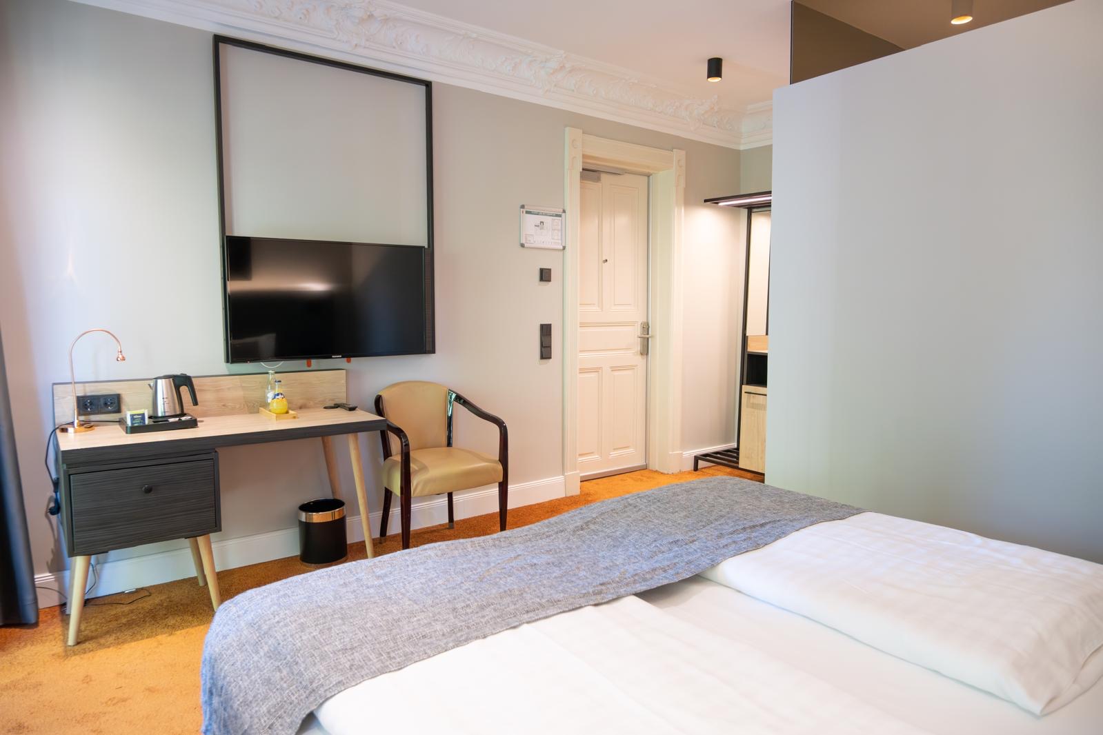Komfort-Doppelzimmer – Komfort-Doppelzimmer mit eigenem Balkon und Blick ins Grüne.